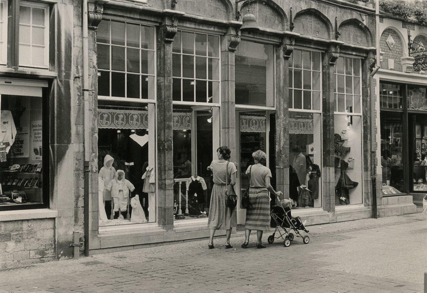 Etalage van een winkel voor kinderkledij in Gent