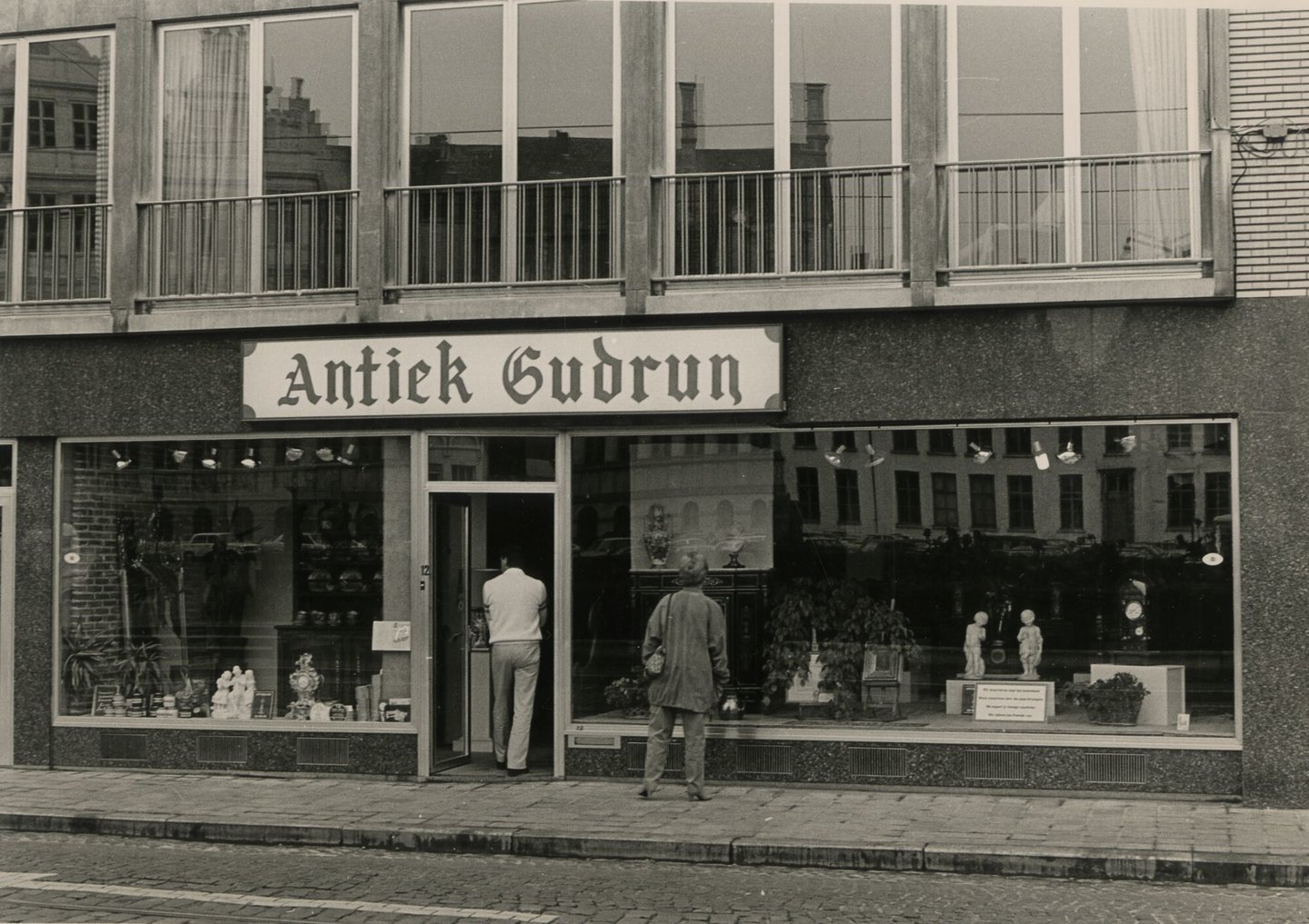 Etalage van antiekhandel Gudrun Gent