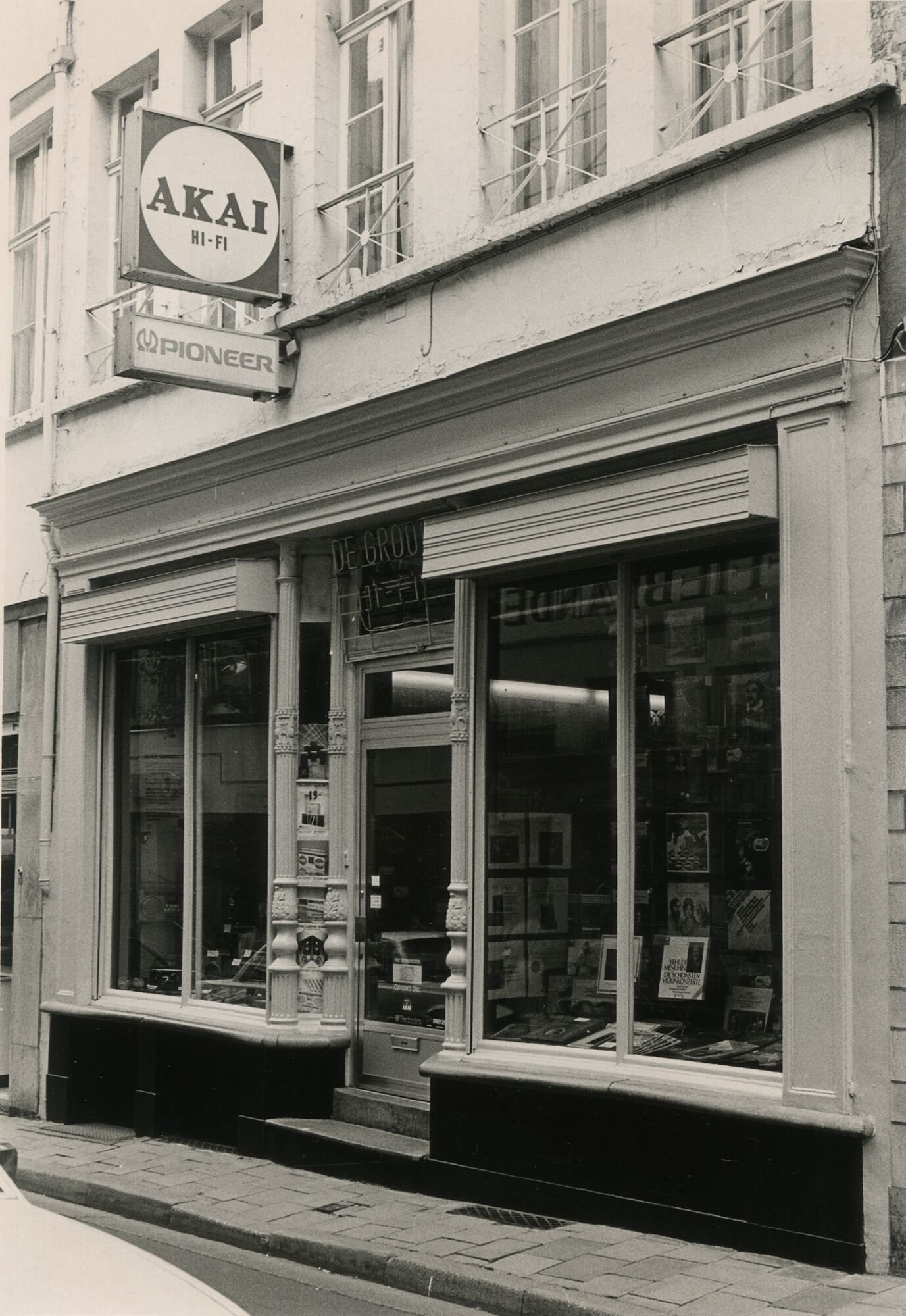 Etalage van een platenwinkel en HI-FI in Gent