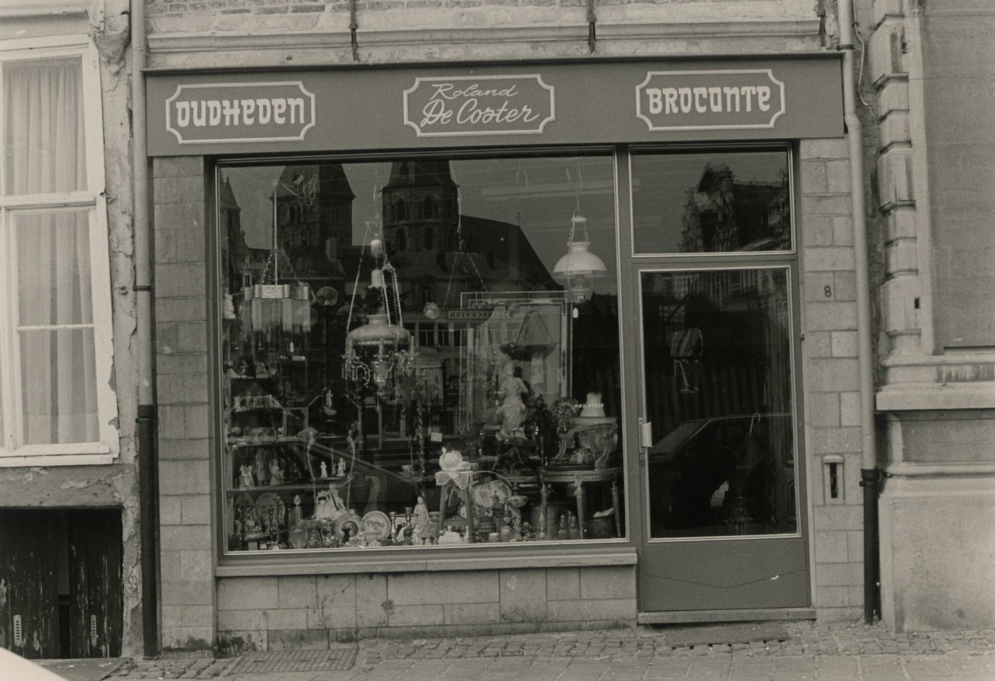 Etalage van brocantewinkel De Coster in Gent