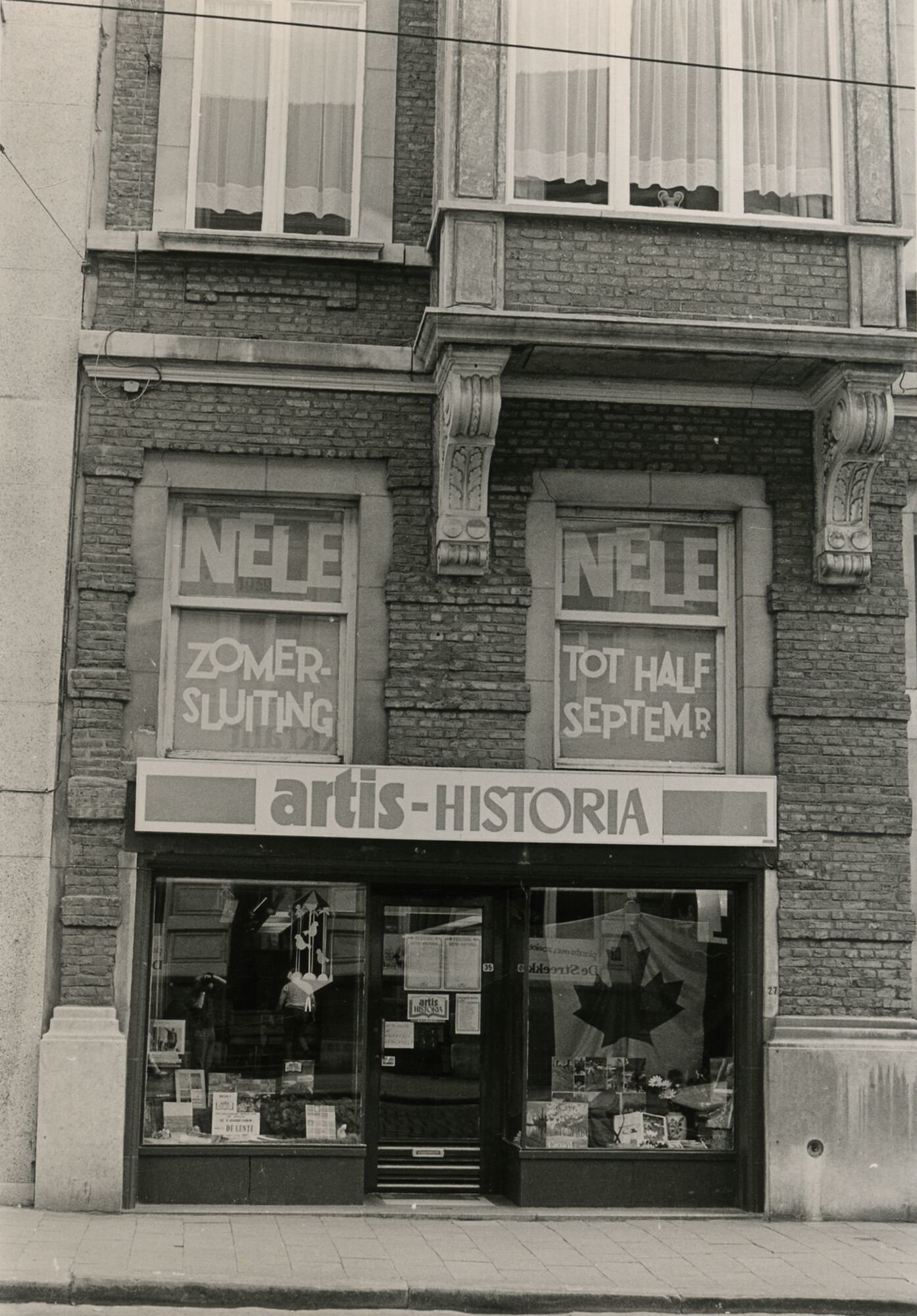 Etalage van een Artis-Historia winkel in Gent