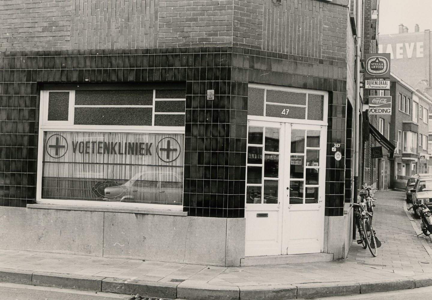 Etalage van een voetenkliniek in Gent