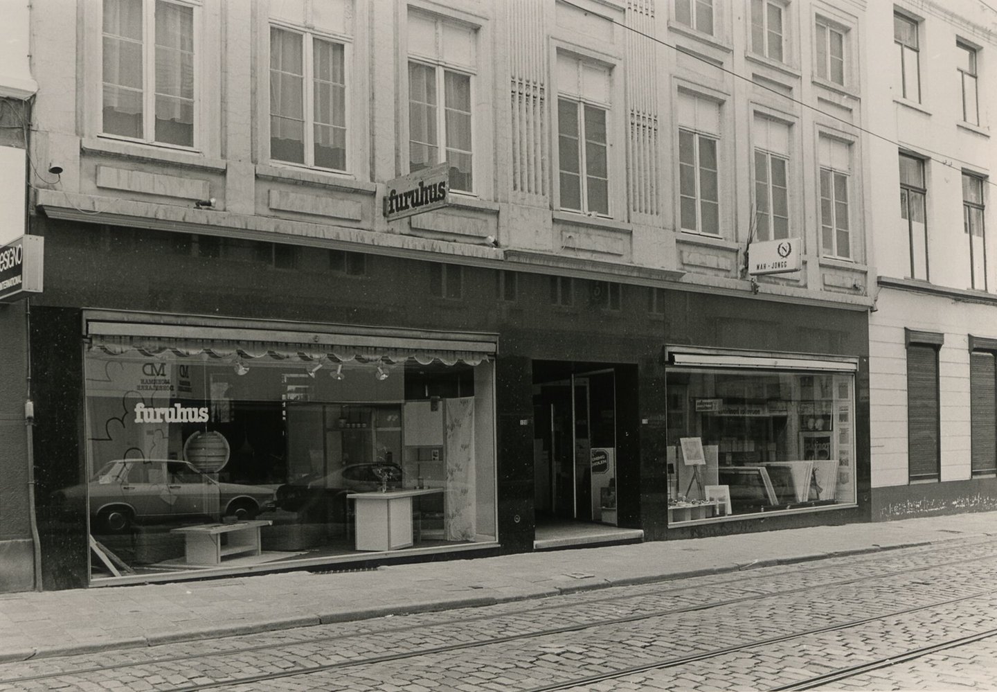 Etalage van meubelwinkel Furuhus en Mah Jongg in Gent