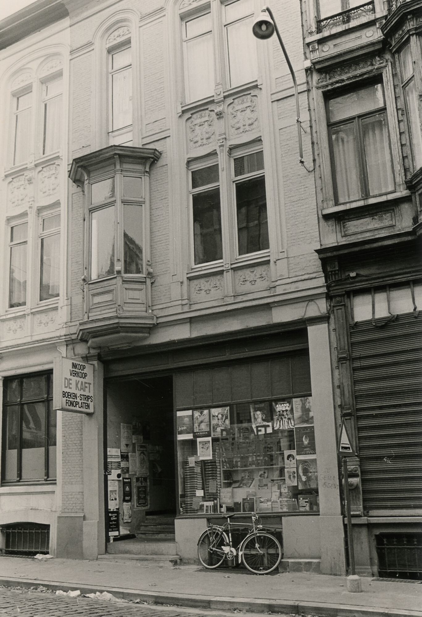 Etalage van boekhandel De Kaft in Gent