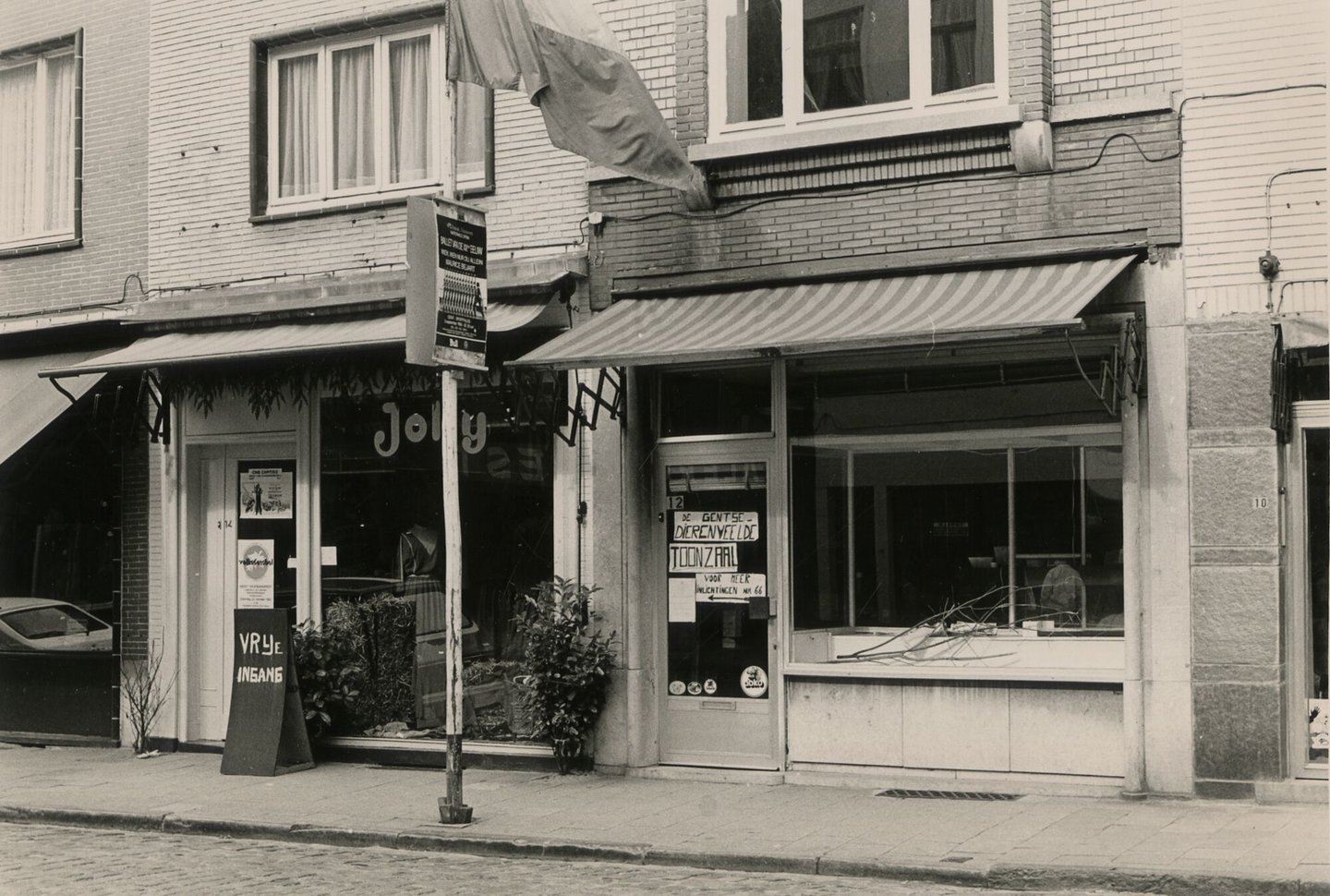 Etalage van kledingwinkel Joly in Gent