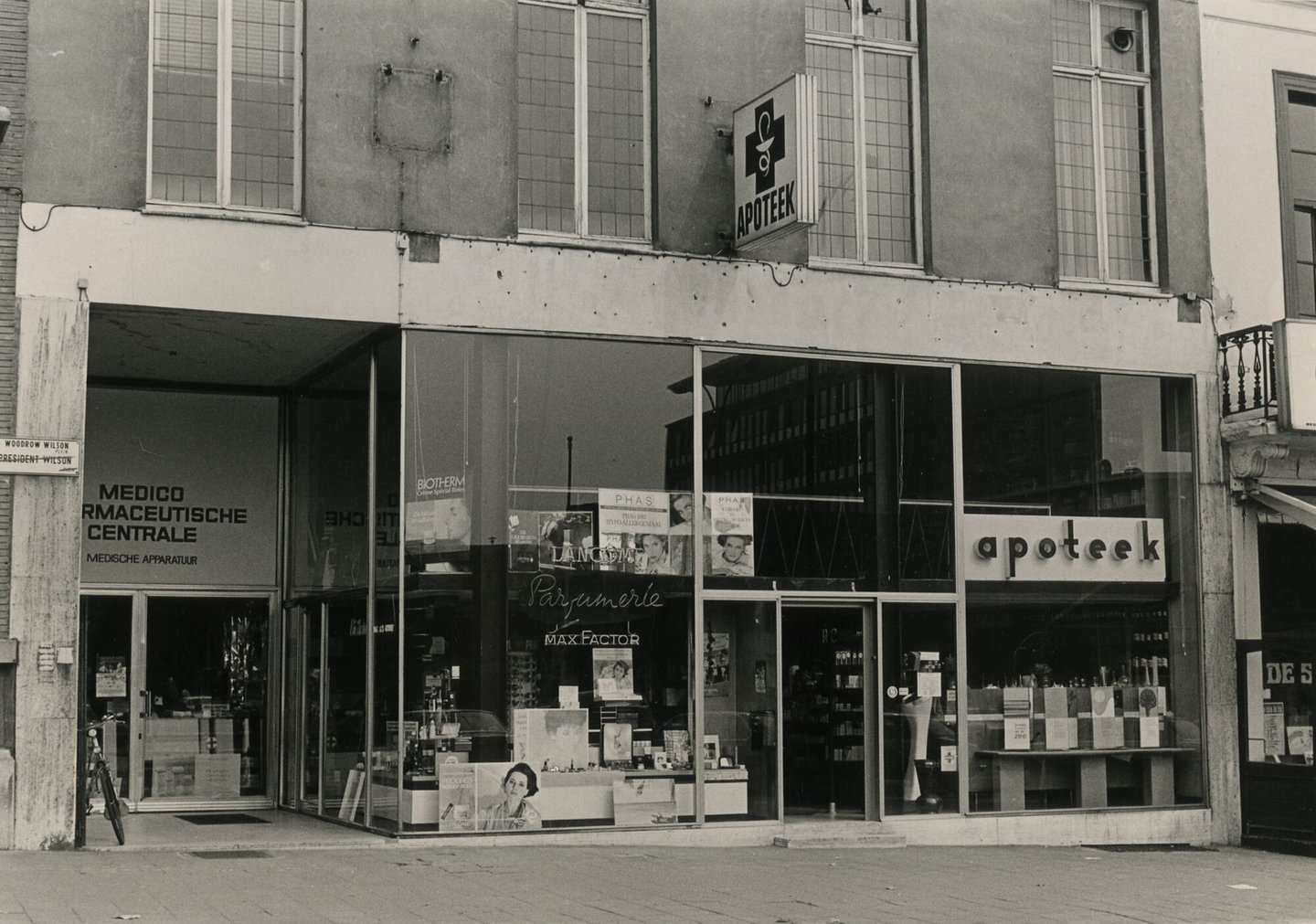 Etalage van een apotheek in Gent