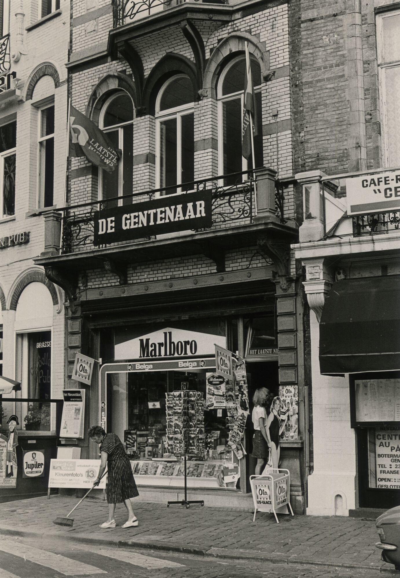 Gevel van een dagbladhandel in Gent