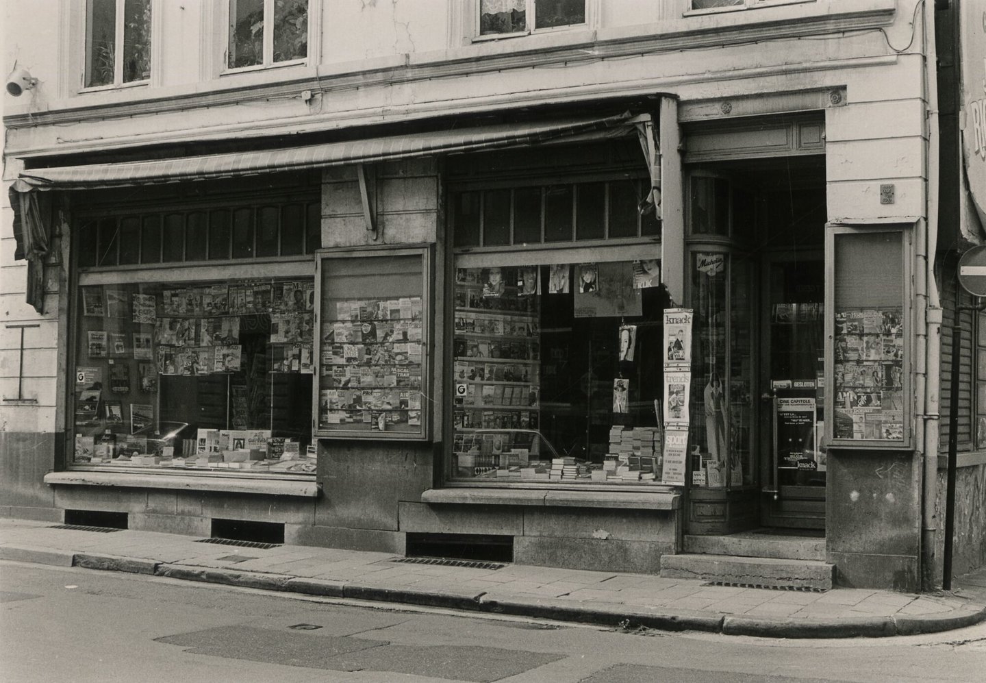 Etalage van dagblad- en boekhandel Trioen in Gent