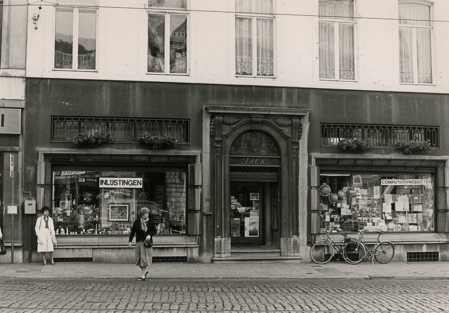 Etalage van papierhandel en kantoorartikelen Tack in Gent