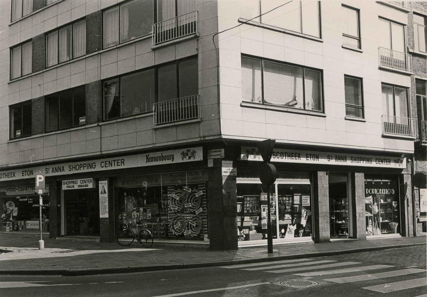 Etalages van Sint-Anna shopping center met platenwinkel Discotheek Eton in Gent