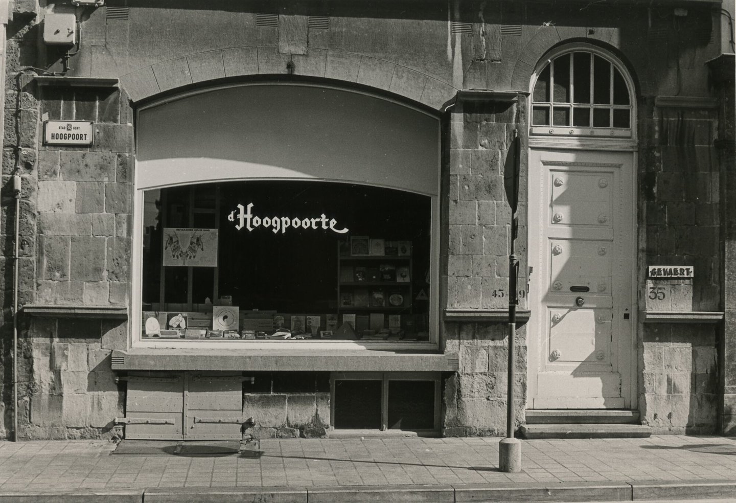 Etalage van boekhandel d' Hoogpoorte in Gent