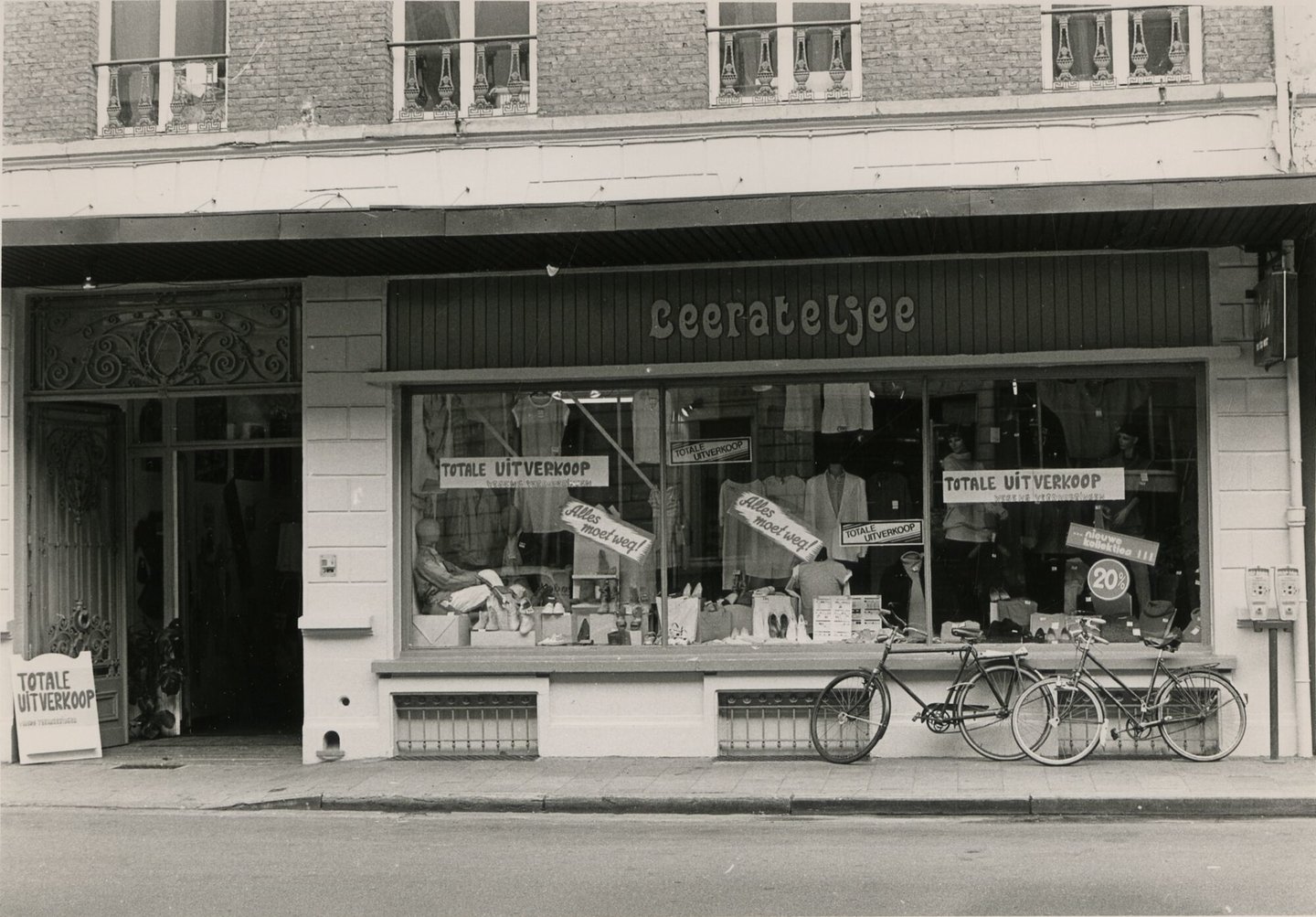 Etalage van schoenwinkel en kledingwinkel Leerateljee in Gent