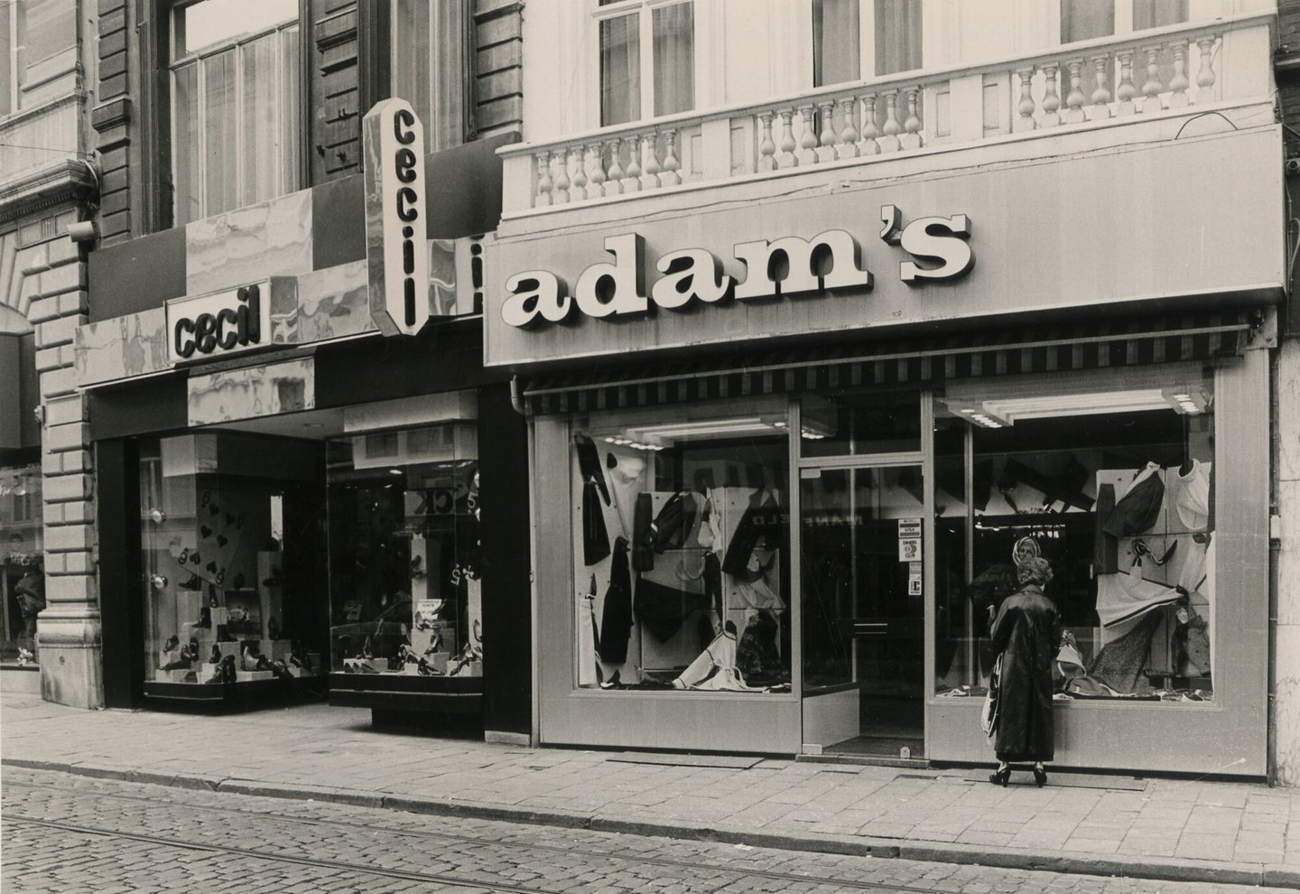 Etalages van schoenwinkel Cecil en kledingwinkel Adams's in Gent