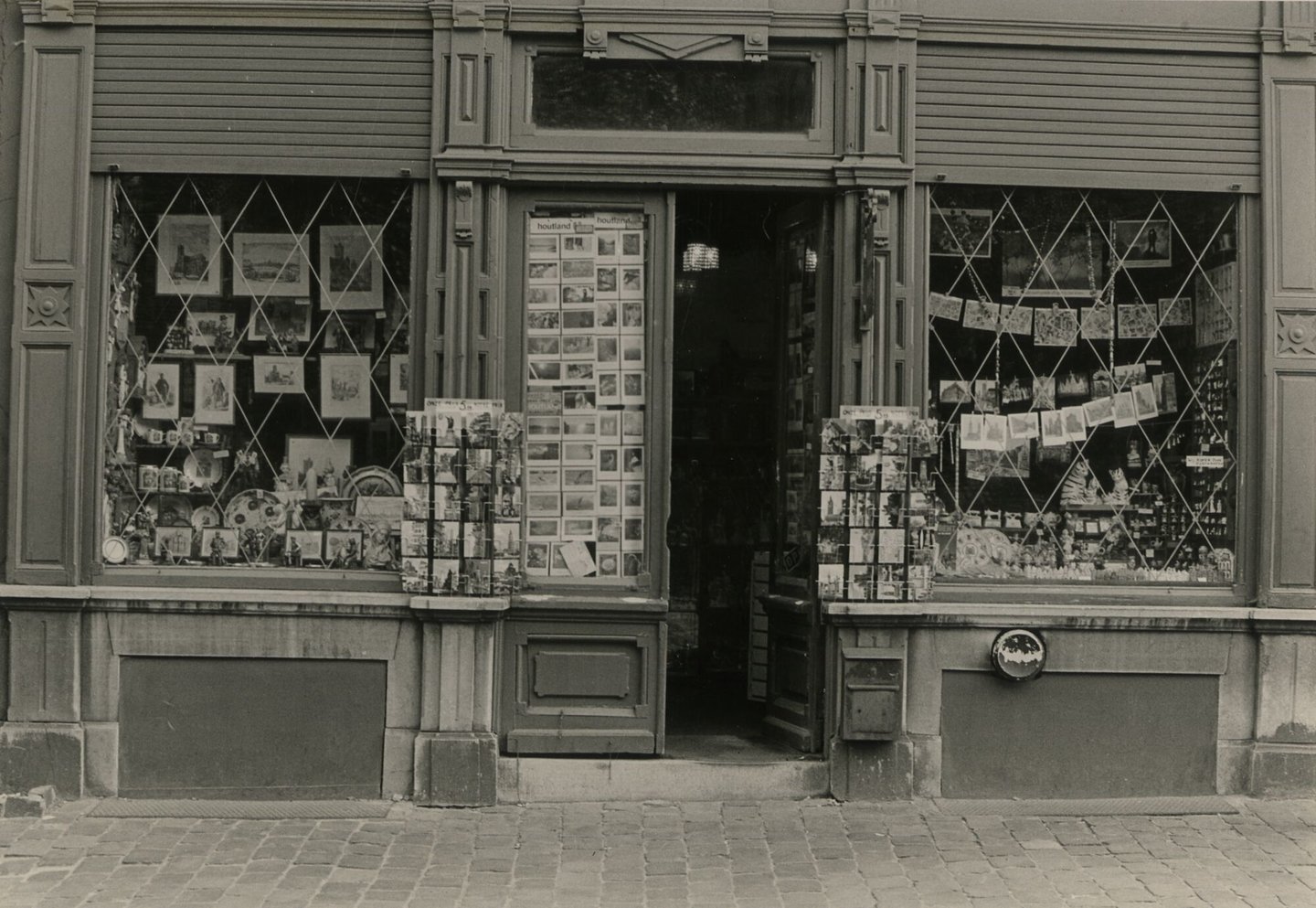 Etalage van een winkel van snuisterijen en souvenirs in Gent