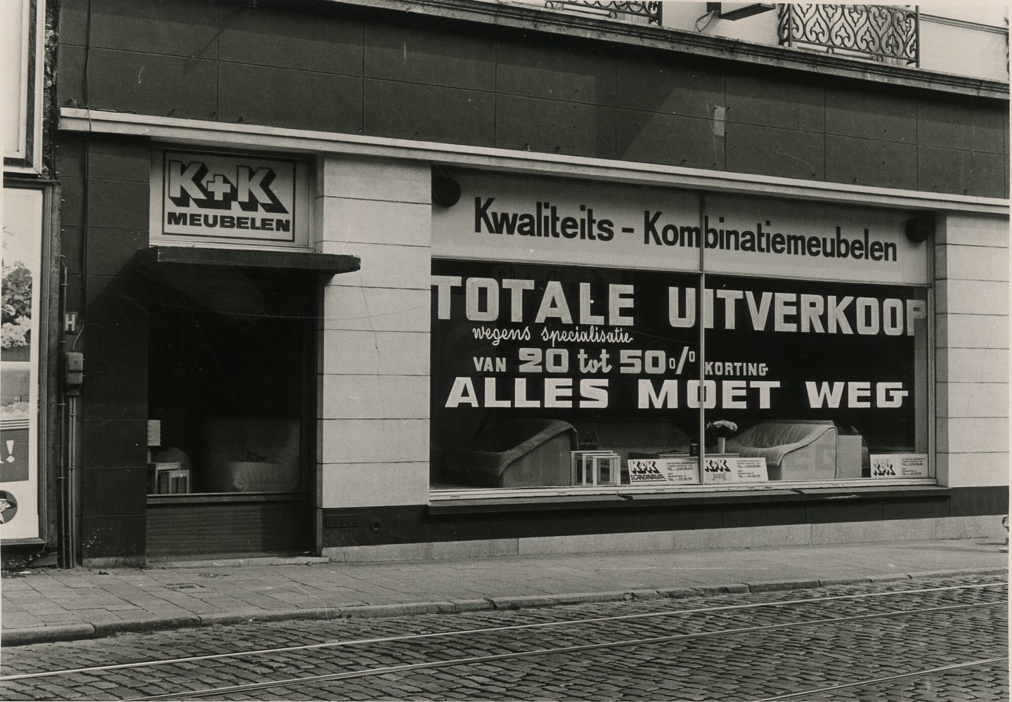 Etalage van meubelwinkel K+K in Gent