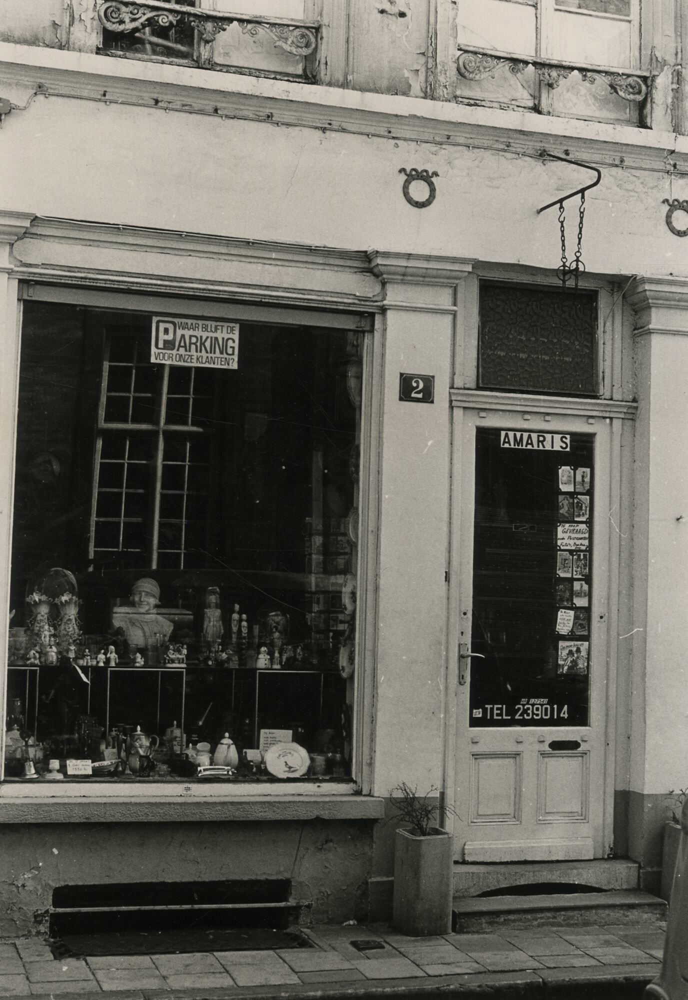 Etalage van brocante en antiekhandel Amaris in Gent