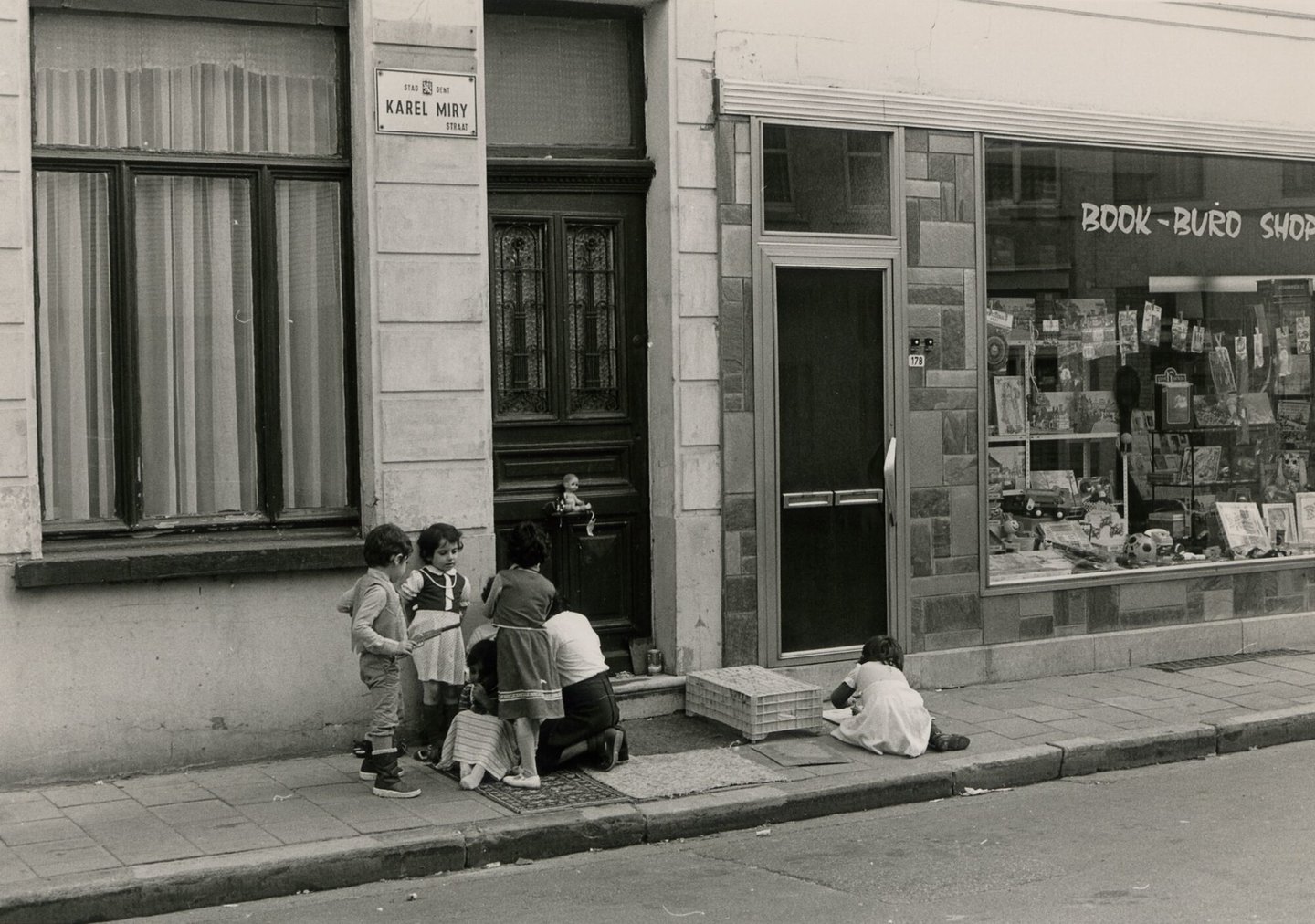 Gevel van een woning en een winkel voor bureau-artikelen in Gent