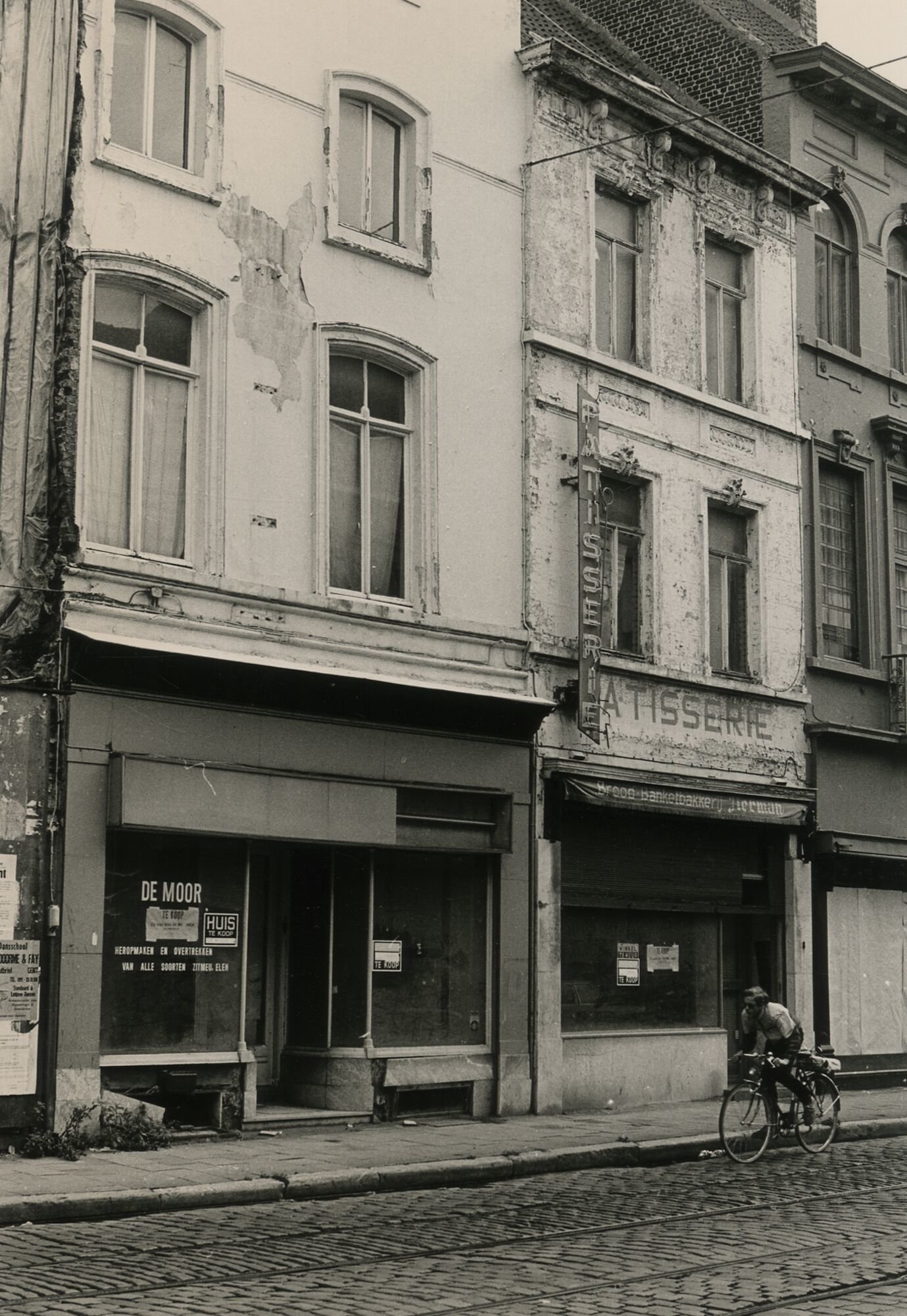 Straatbeeld met leegstaande panden in Gent