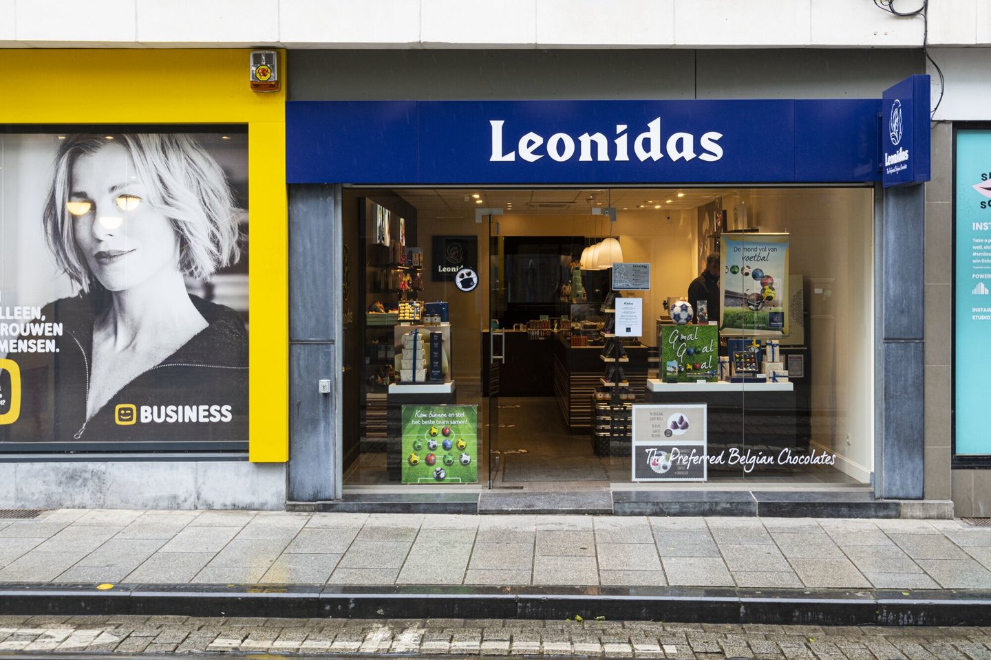 Etalage van Leonidas pralines en chocolade in Gent