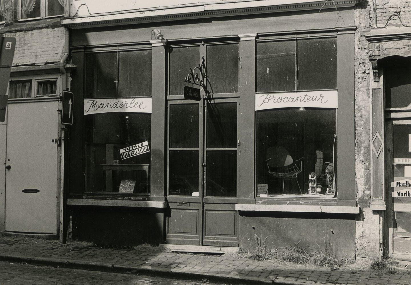 Etalage van brocantewinkel Manderlee in Gent