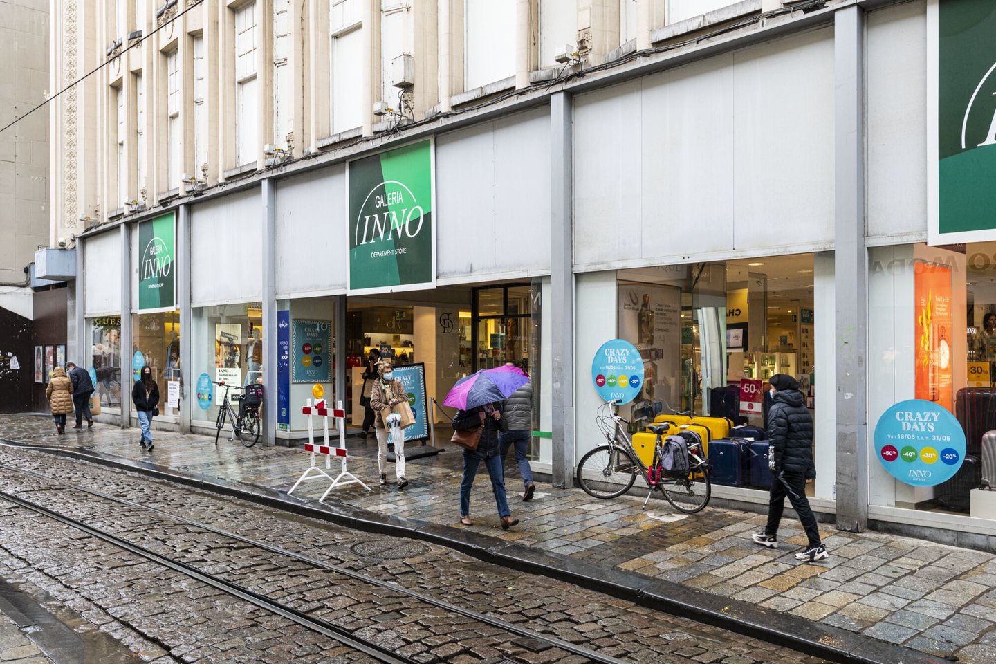 Etalage van warenhuis INNO, een warenhuis en kledingwinkel in Gent