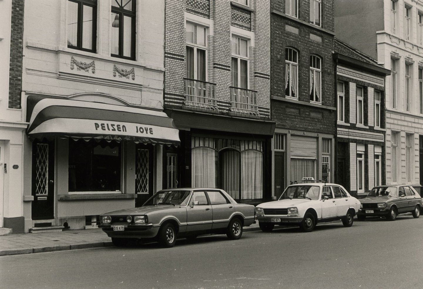 Straatbeeld met gevels en etalage Pelsen Joye in Gent