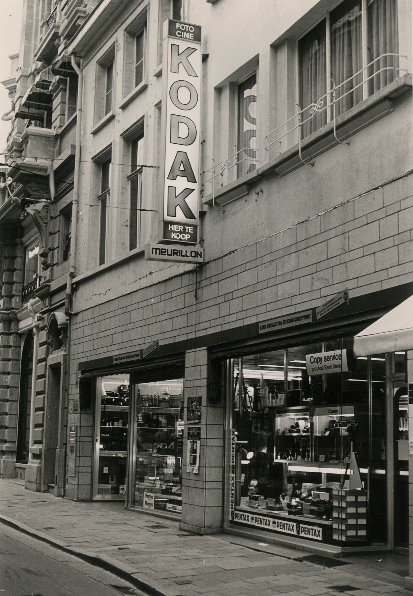 Etalage van fotografiewinkel Meurillon in Gent