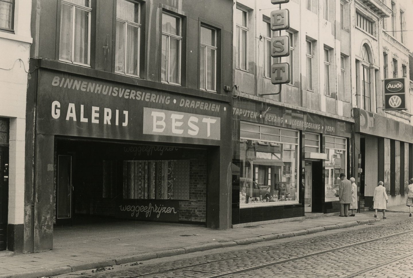 Etalage van Galerij Best, een winkel voor woninginrichting in Gent