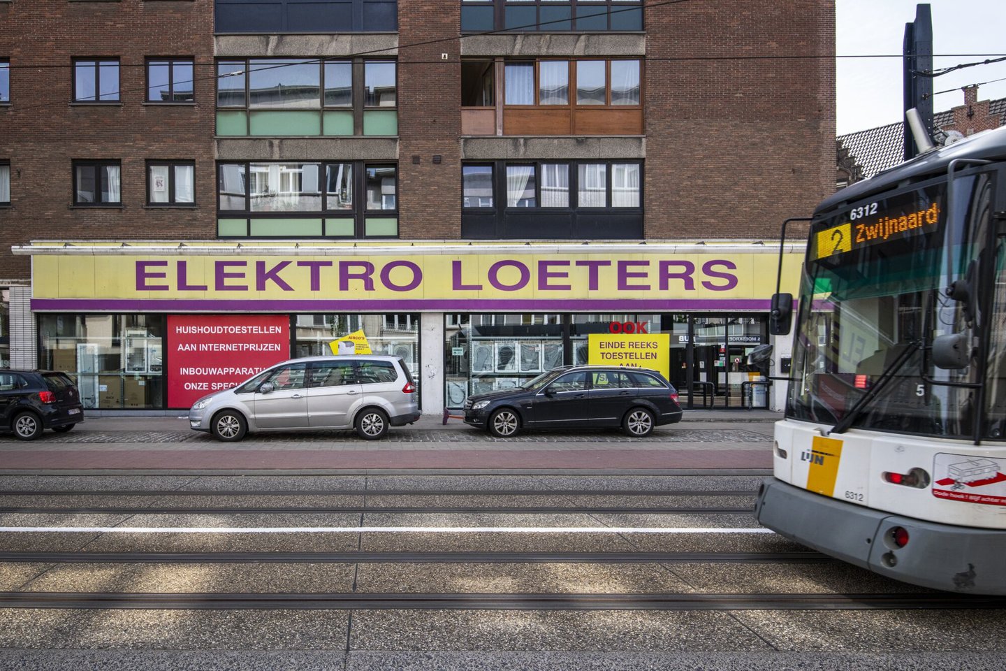 Etalage van een elektrozaak Loeters in Ledeberg