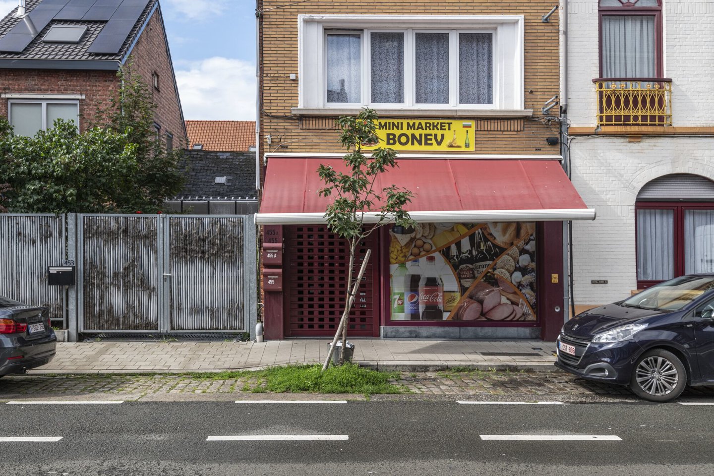 Etalage van Mini Market Bonev, een winkel van algemene voeding in Gent