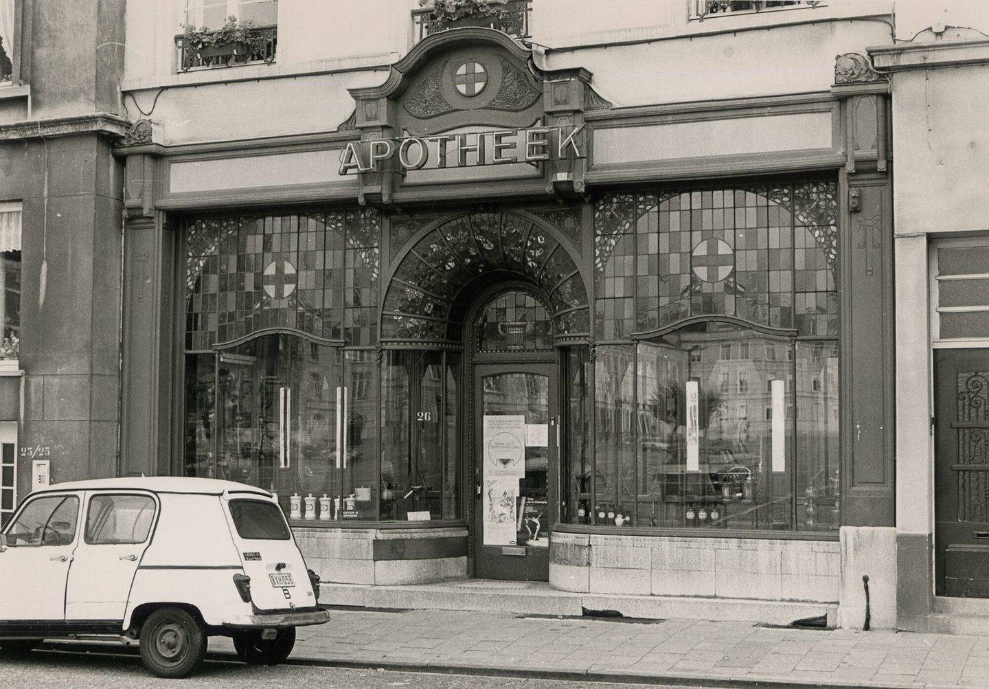 Etalage van een apotheek in Gent