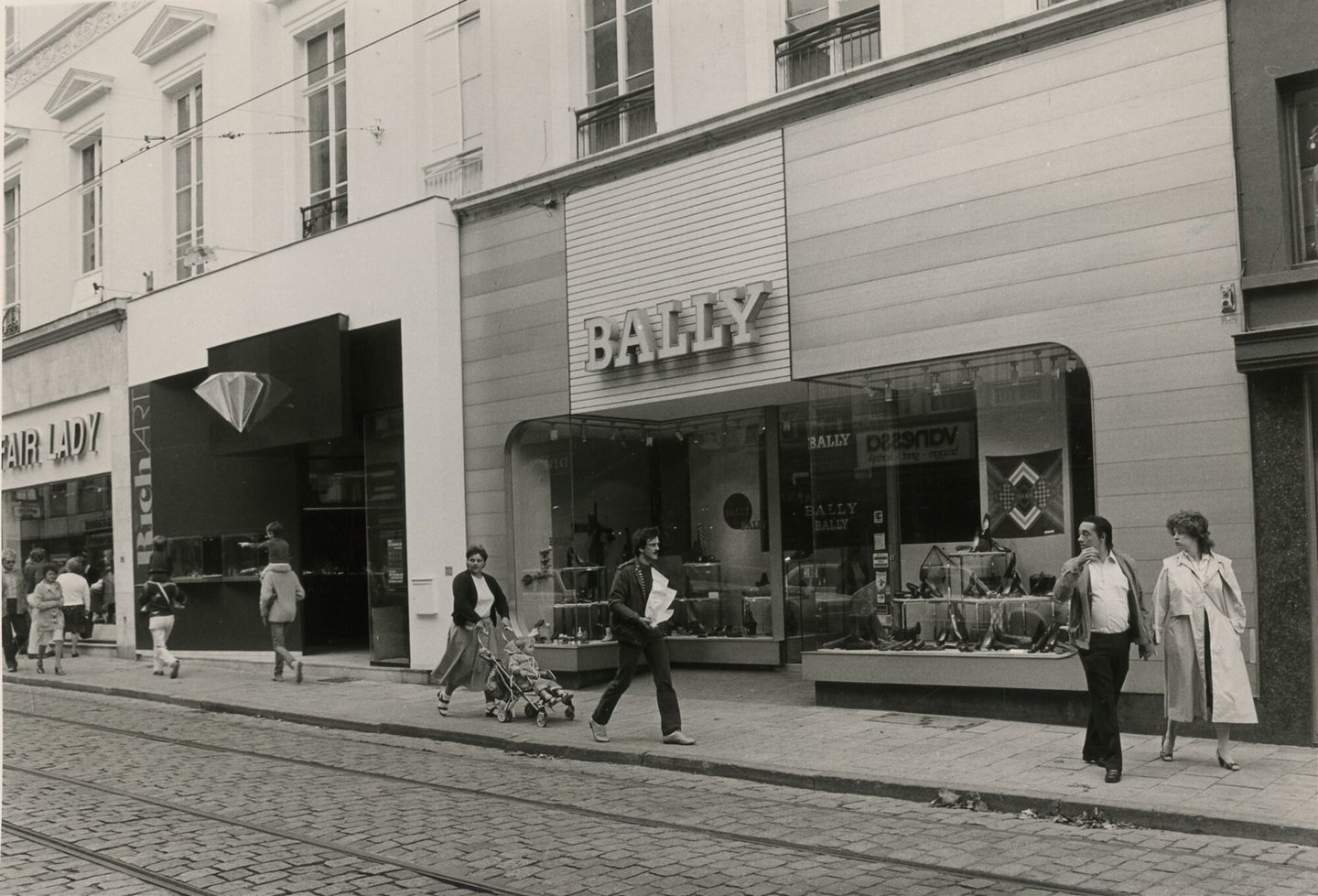 Straatbeeld met etalage van juwelier Rich-Art en schoenwinkel Bally in Gent