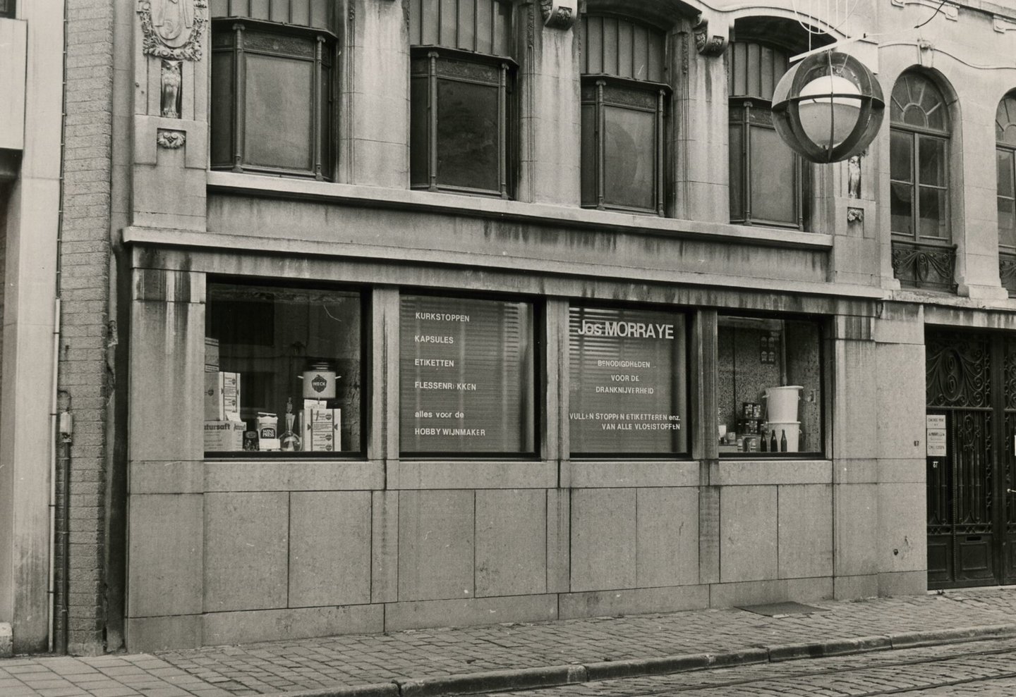 Etalage van een winkel van benodigdheden voor de amateur brouwer en wijnmaker Jos Morraye in Gent