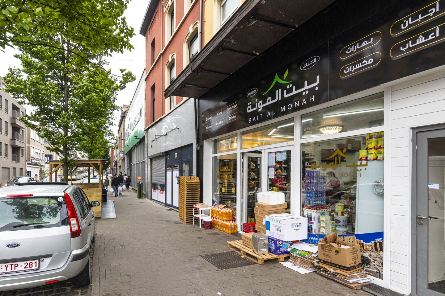 Etalage van Bait Al Monah, een winkel van algemene voeding in Gent