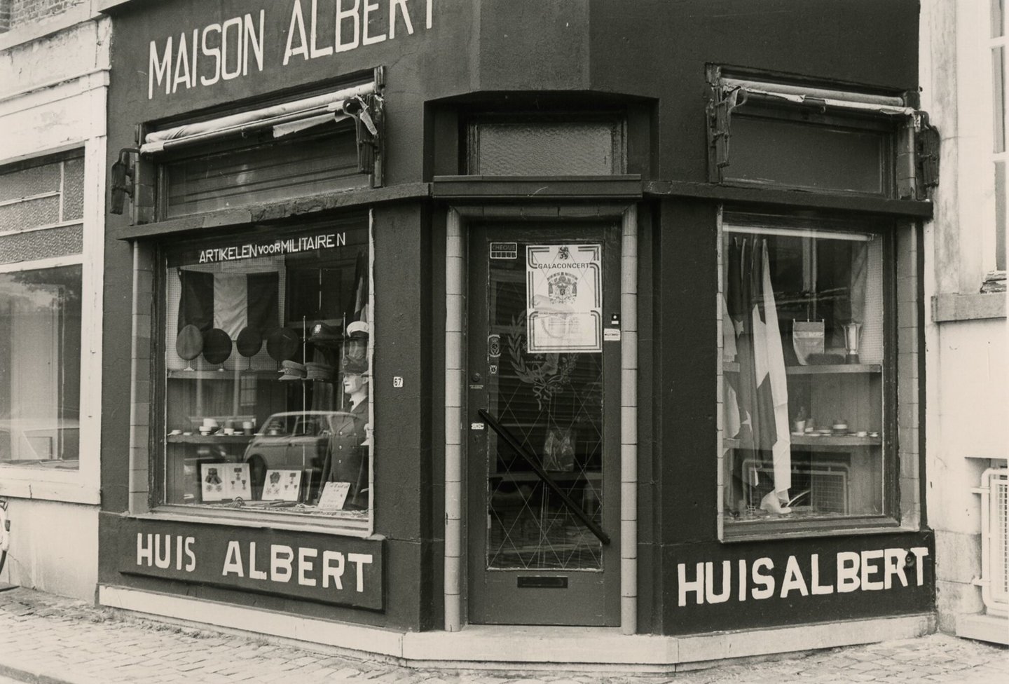 Etalage van Maison Albert, een winkel van artikelen voor militairen in Gent