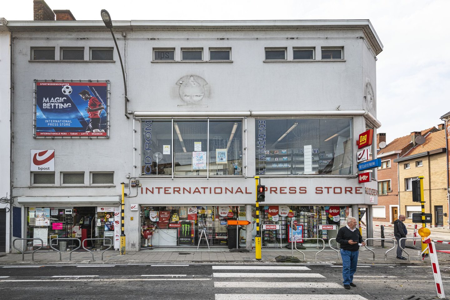 Etalage van dagbladhandel International Press Store in Gent