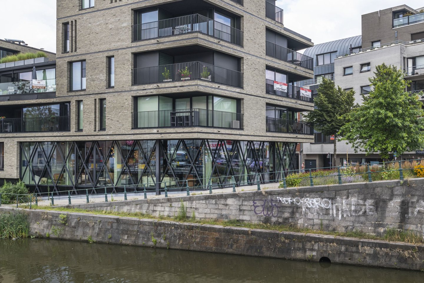 Etalage van Cluster meubel- en woonwinkel in Gent