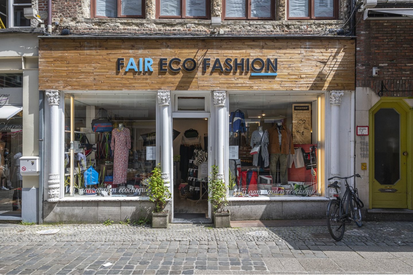 Etalage van kledingwinkel Fair Eco Fashion in Gent