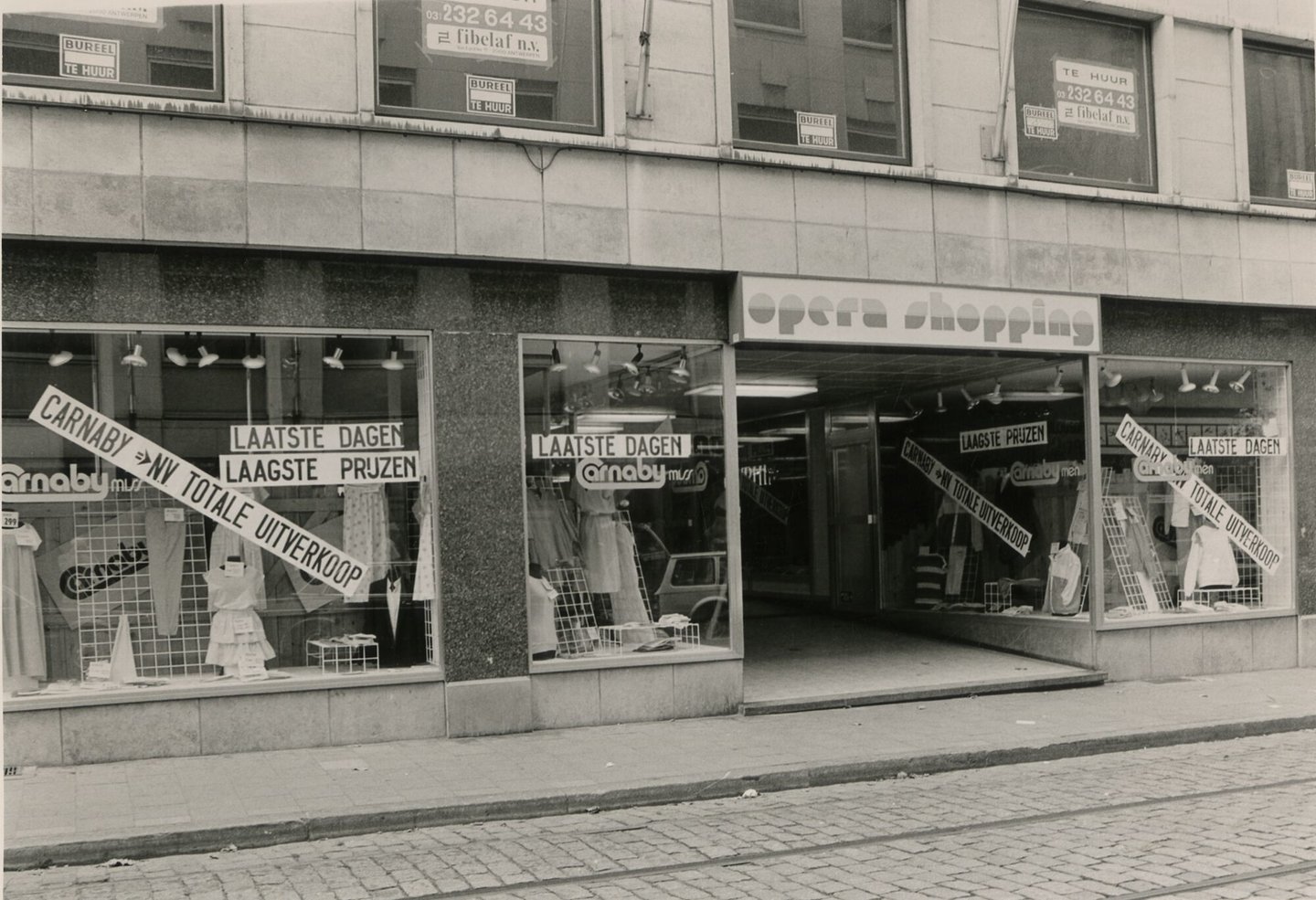 Etalage van kledingwinkel Miss Canarby in Opera Shopping in Gent