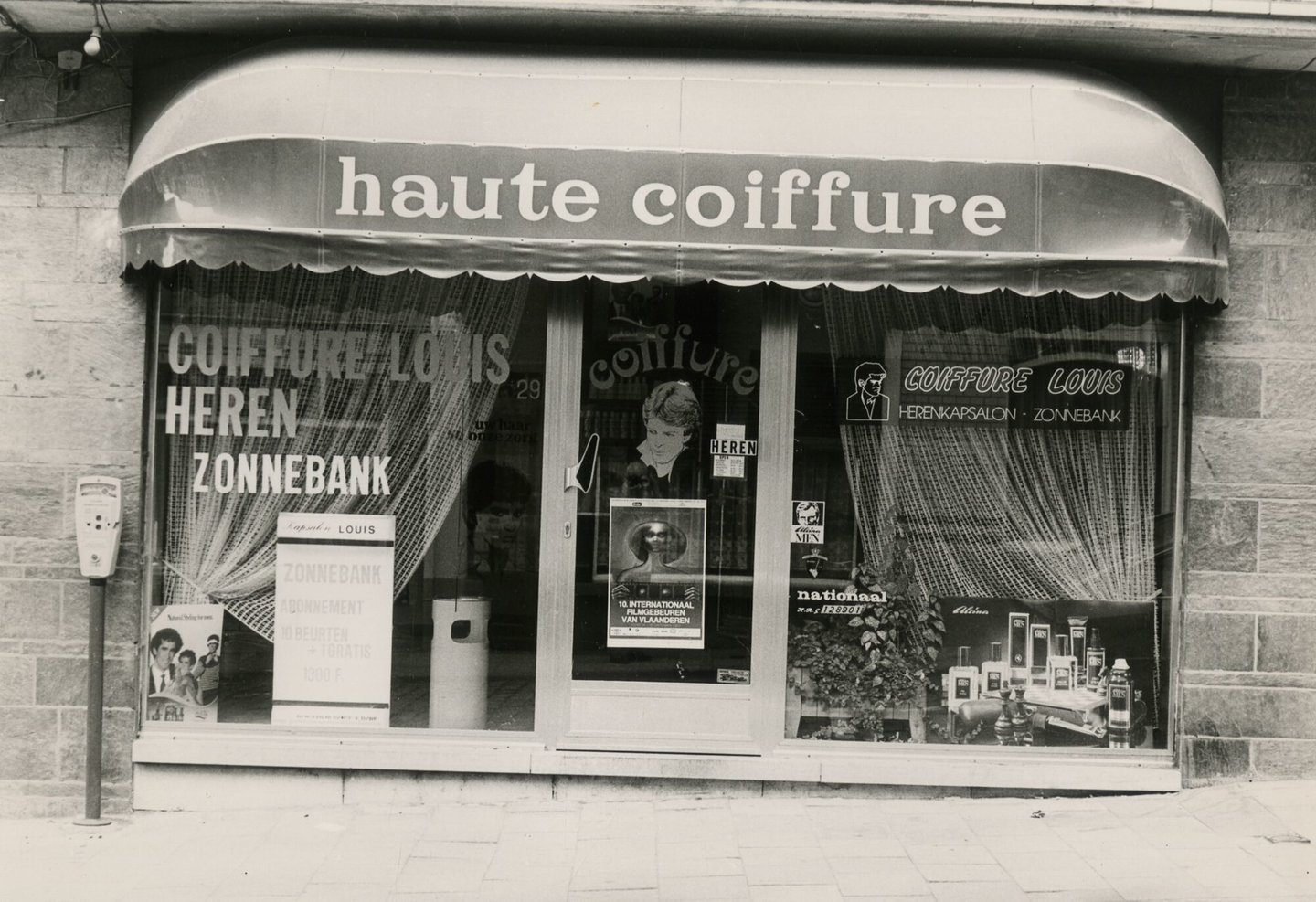 Etalage van kapsalon Haute coiffure in Gent