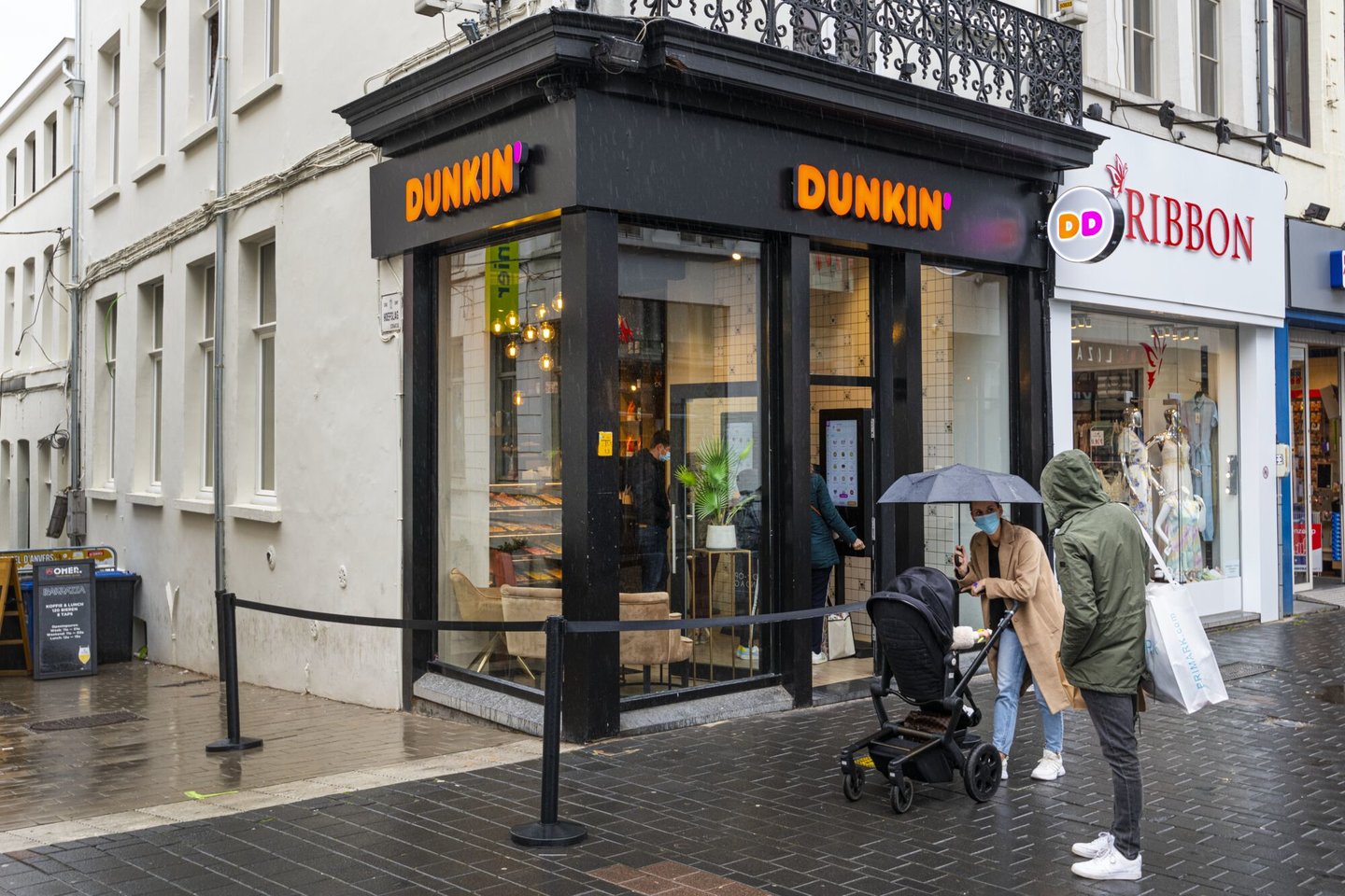 Gevel van Dunkin Donuts, een winkel van zoetwaren in Gent