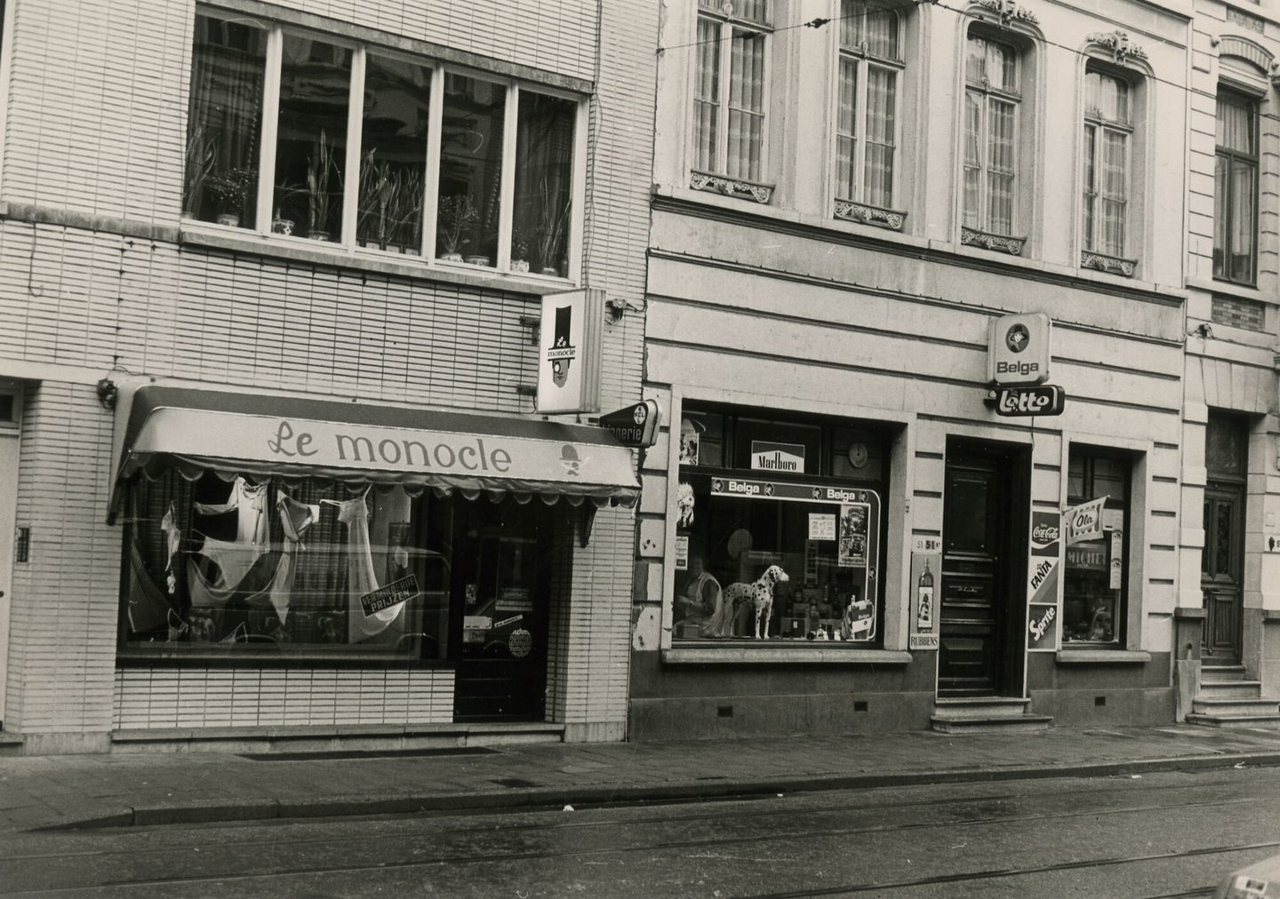 Etalage van lingeriewinkel Le monocle en rookwarenwinkel en drankenhandel in Gent