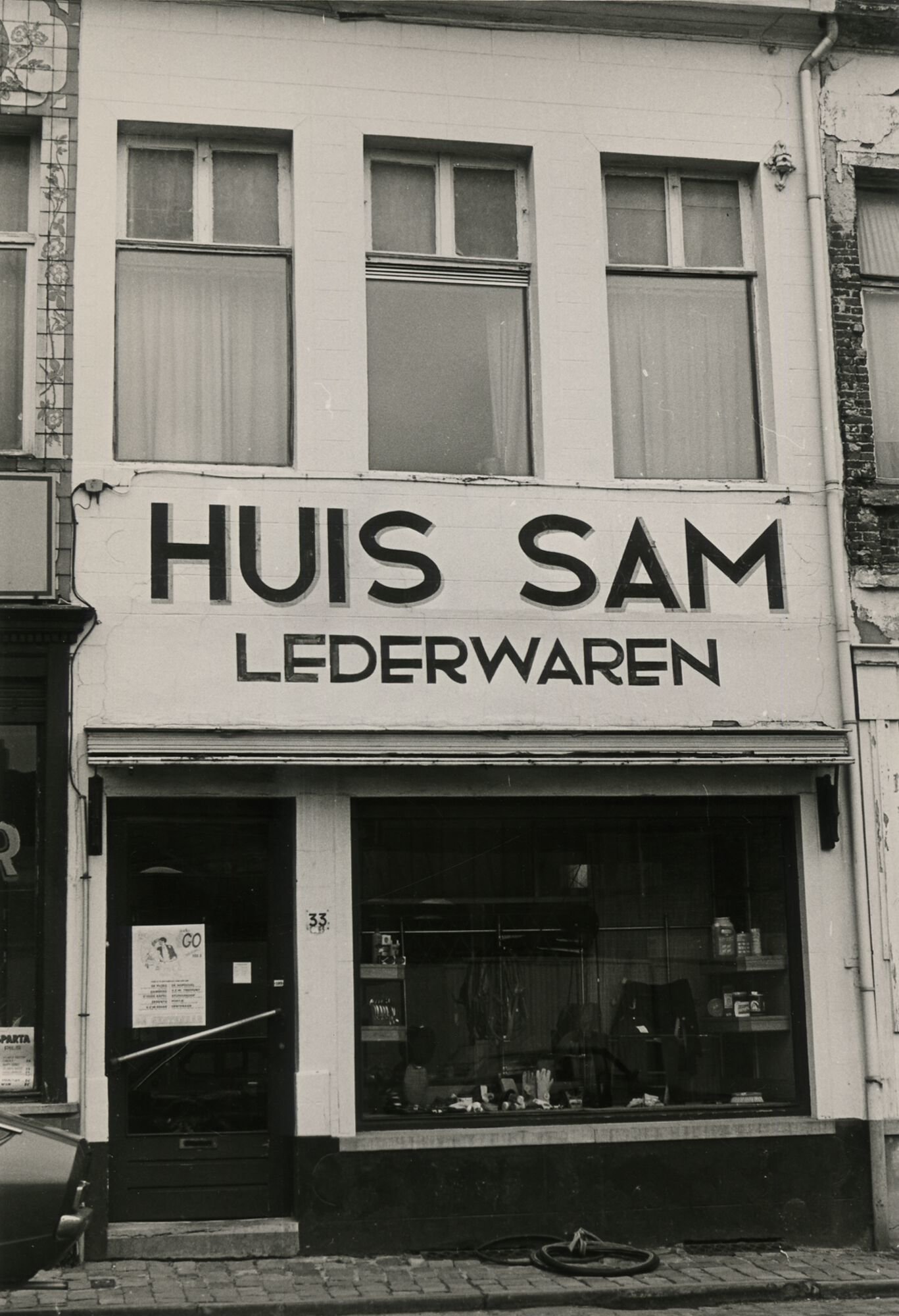 Etalage van Sam, een winkel van lederwaren en accessoires in Gent