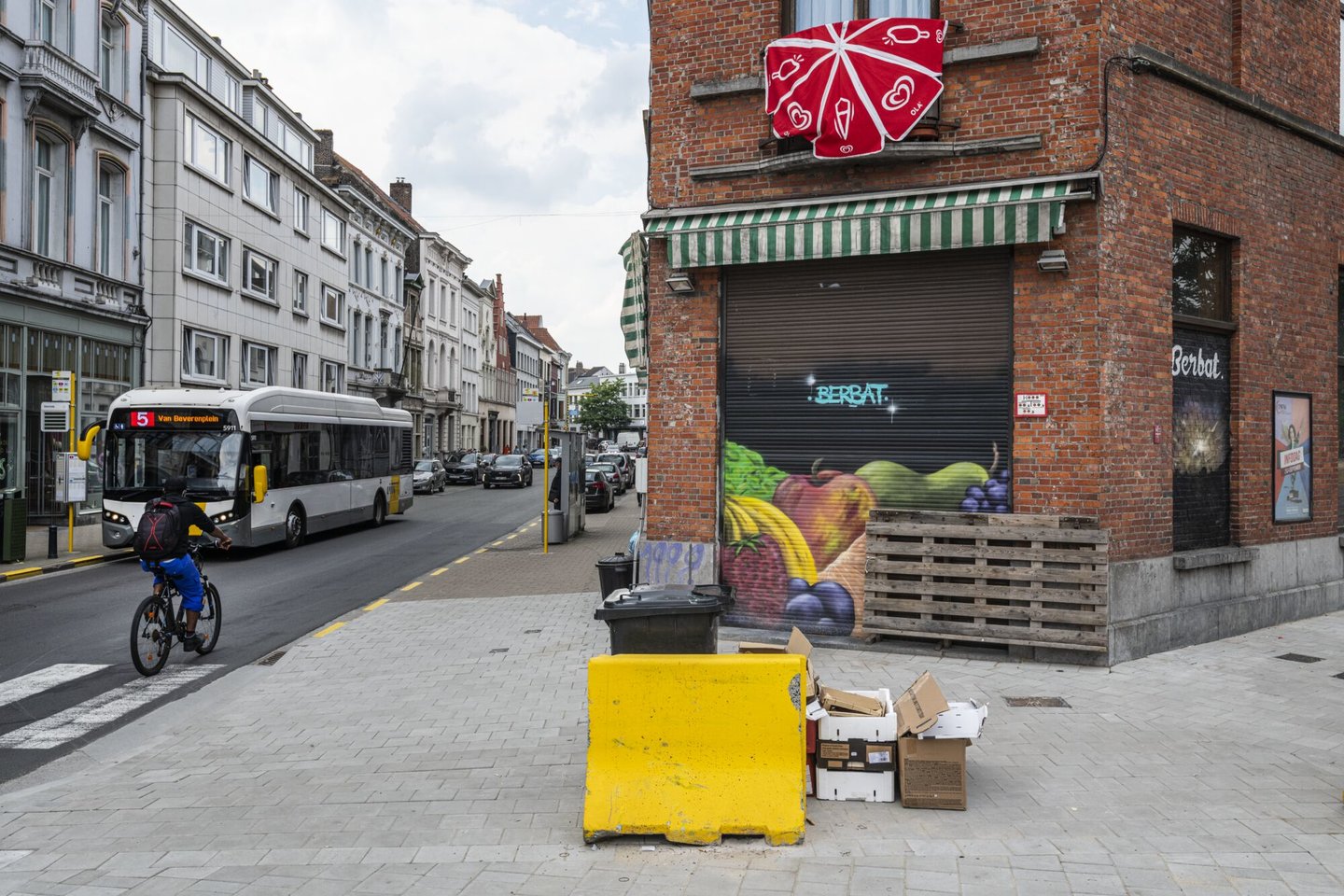 Gevel van Berbat, een winkel van algemene voeding in Gent