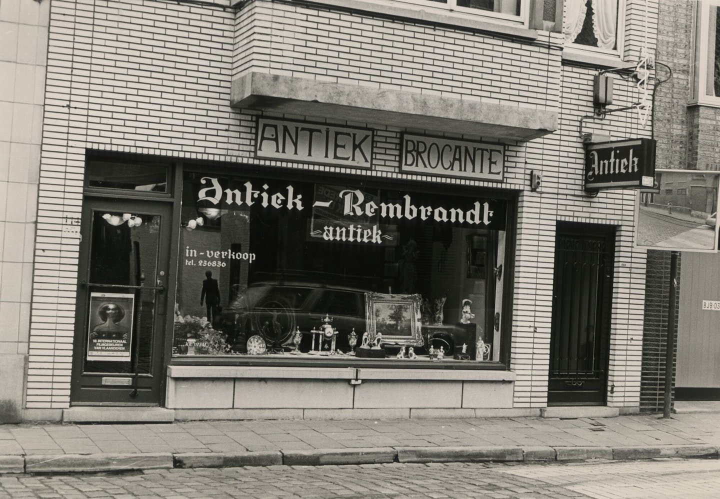 Etalage van antiekhandel en brocante Rembrandt in Gent