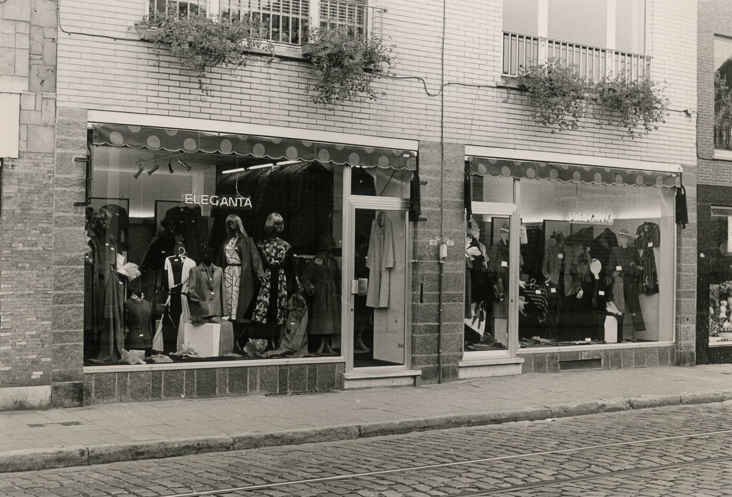 Etalage van kledingwinkel Eleganta in Gent