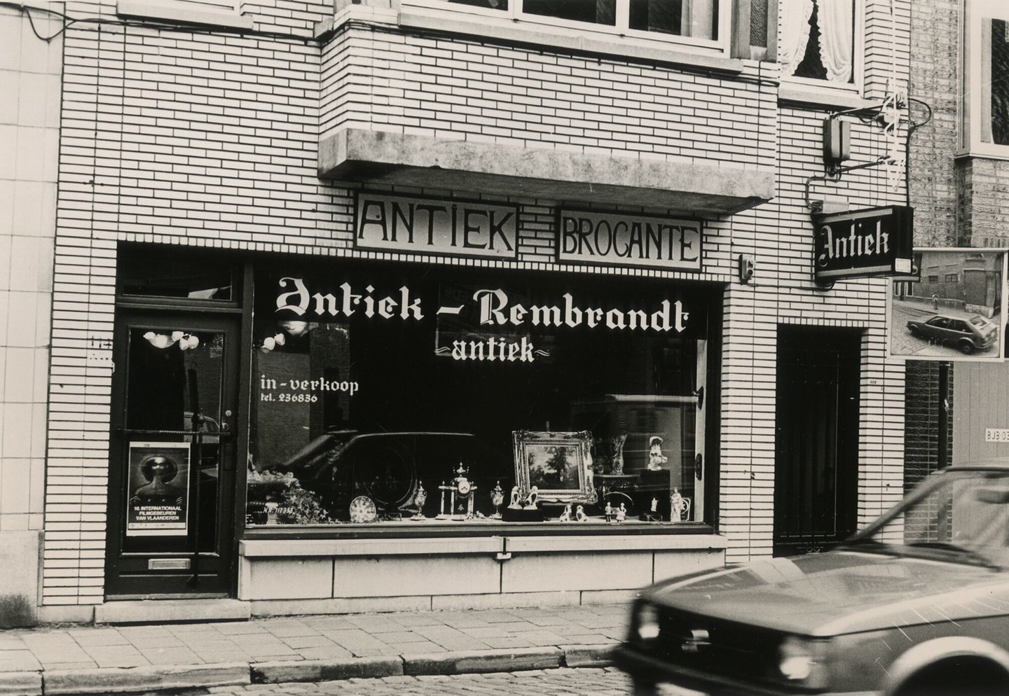 Etalage van antiekhandel en brocante Rembrandt in Gent