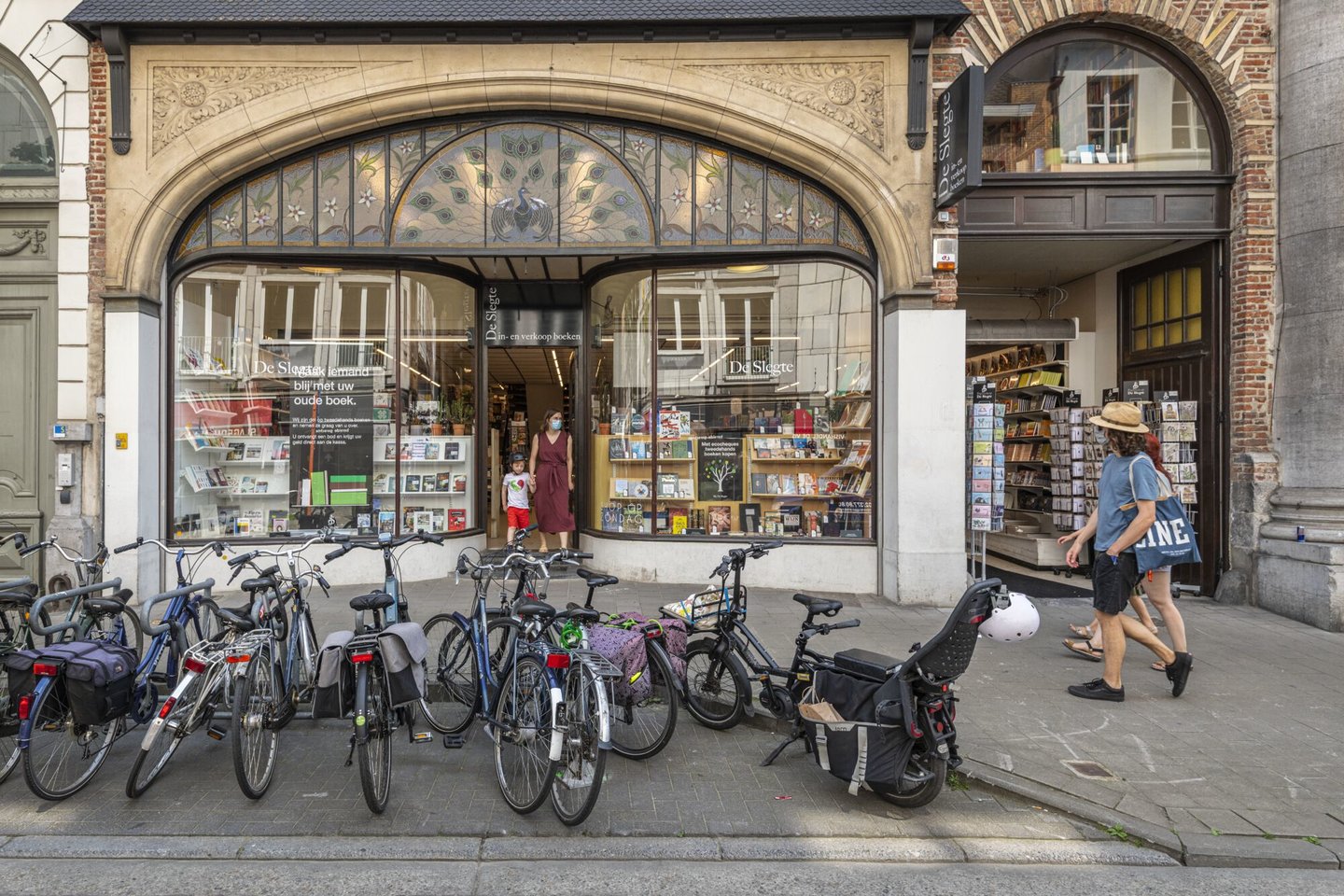 Etalage van boekhandel De Sleghte in Gent