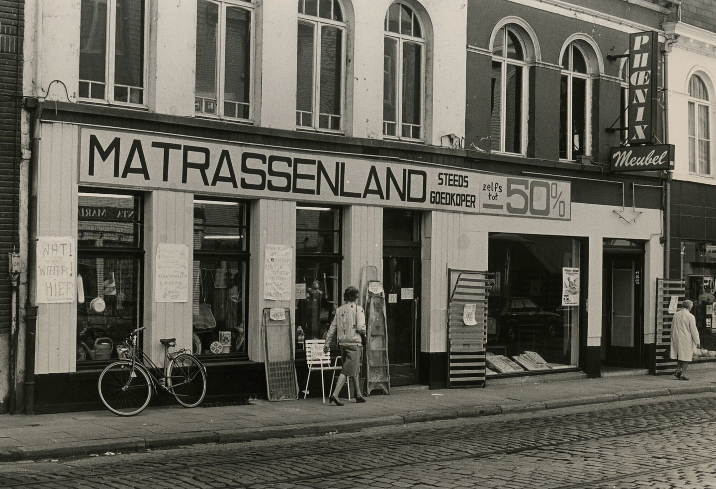 Etalage van meubelwinkel Phoenix in Gent