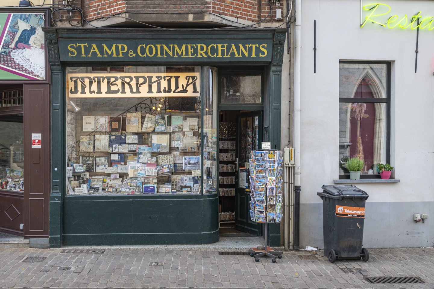 Etalage van filateliewinkel Interphila in Gent